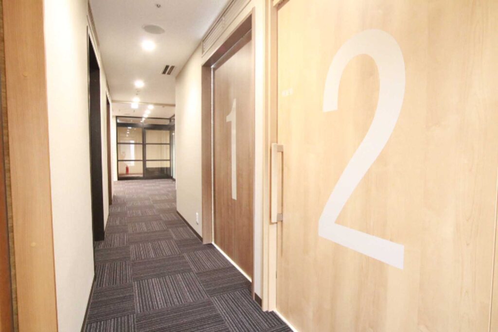 デザイン、クリニック通路
木目扉、モダンデザイン