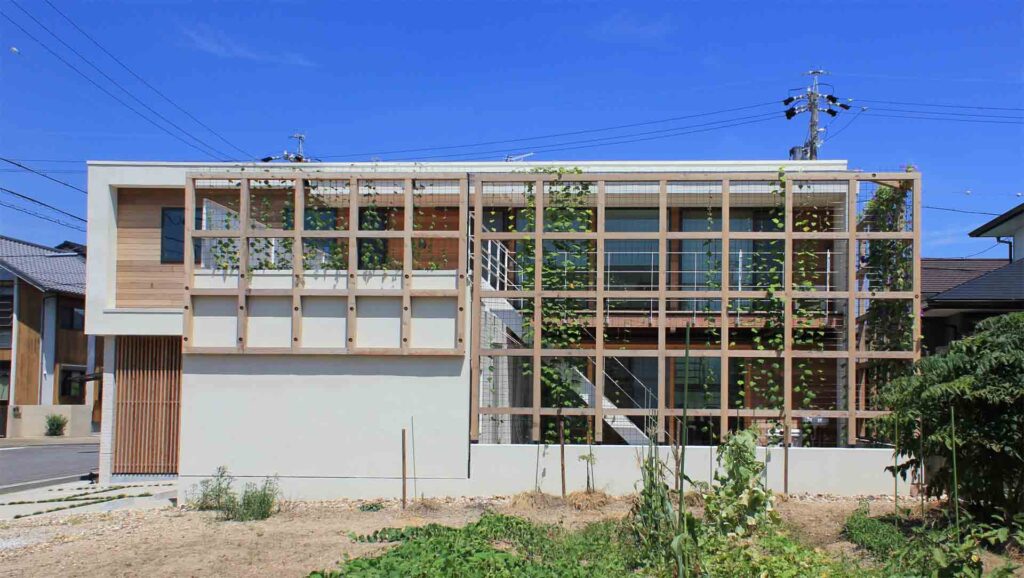 デザイナーハウス、外観、インナーガレージ、木造、板張り、モダン、壁面緑化