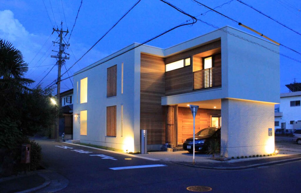 デザイナーハウス、外観、インナーガレージ、木造、板張り、モダン、夜景