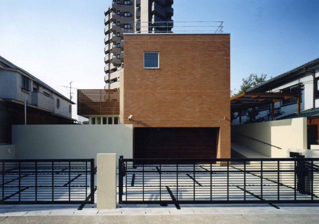 デザイナーハウス、外観、インナーガレージ、RC造、鉄筋コンクリート造、オーバースライダー、オーバードア、モダン住宅