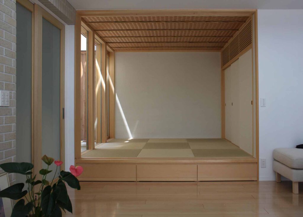 デザイナーハウス、和室、畳、木造、間接照明、床収納、モダン、壁面緑化