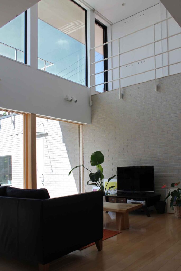 デザイナーハウス、リビング、タイル、木造、吹抜け、イケア家具、モダン、スチールテスリ