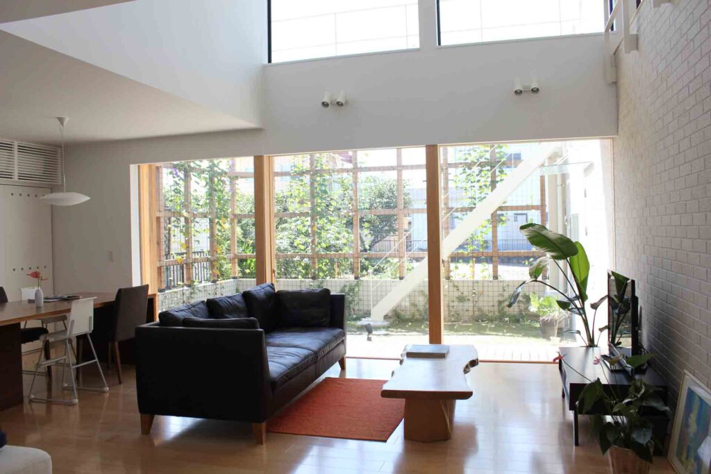 デザイナーハウス、リビング、吹抜け、木造、リビングダイニング、モダン、壁面緑化