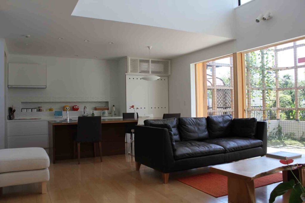 デザイナーハウス、リビングダイニング、オーダーキッチン、木造、吹抜け、イケア家具、モダン、壁面緑化