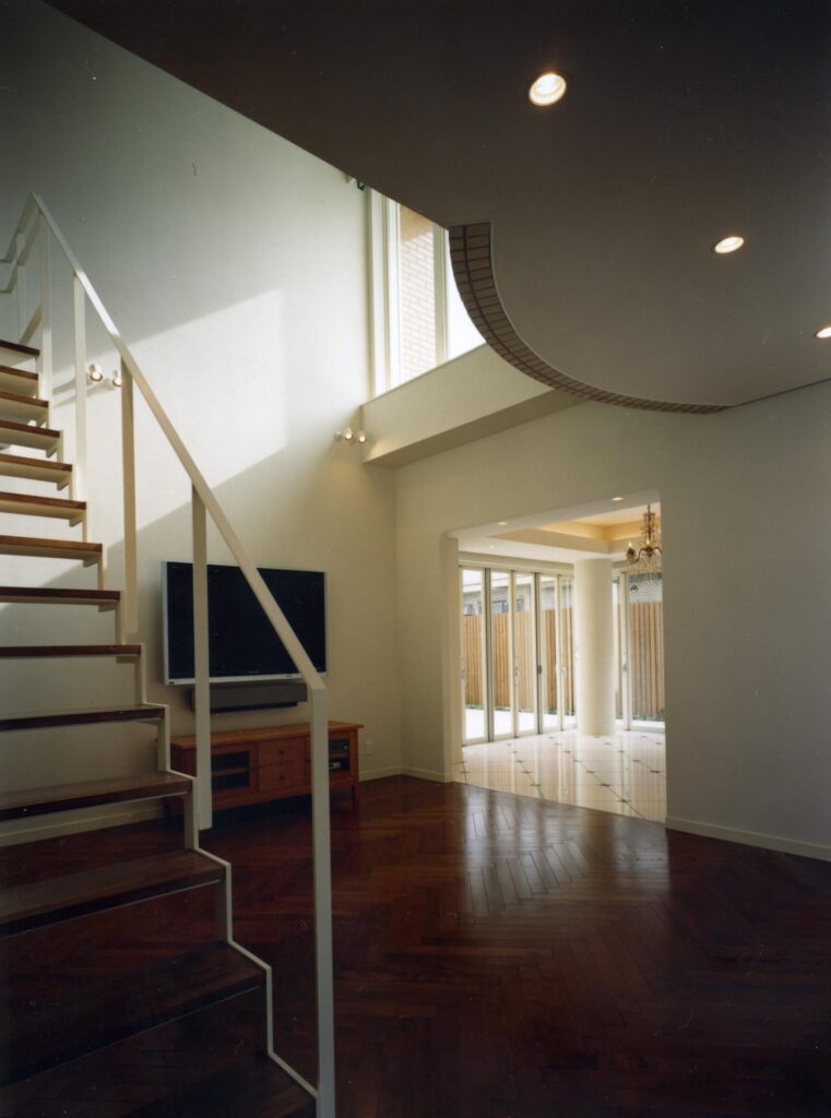 デザイナーハウス、リビング、ダイニング、吹抜け、RC造、鉄筋コンクリート造、スチール階段、フローリングヘリンボーン、大判タイル貼、モダン住宅