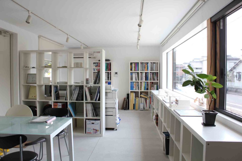 デザイナーハウス、事務所、オフィス、木造、スポットライト、イケア家具、モダン、観葉植物、設計事務所