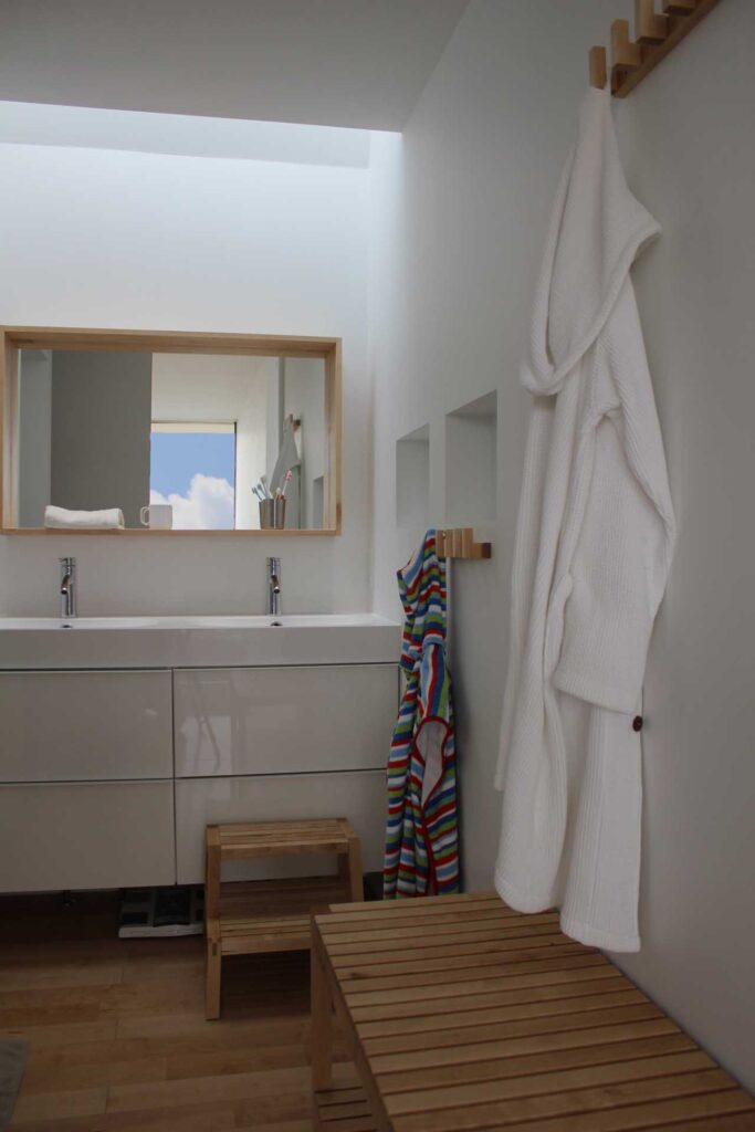 デザイナーハウス、洗面、天窓、木造、イケア家具、モダン