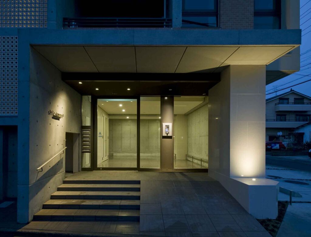デザイナーズマンション、外観、夜景、コンクリート打放、大判タイル、エントランスファサード、屋内駐輪場、RC造、鉄筋コンクリート造、モダン
