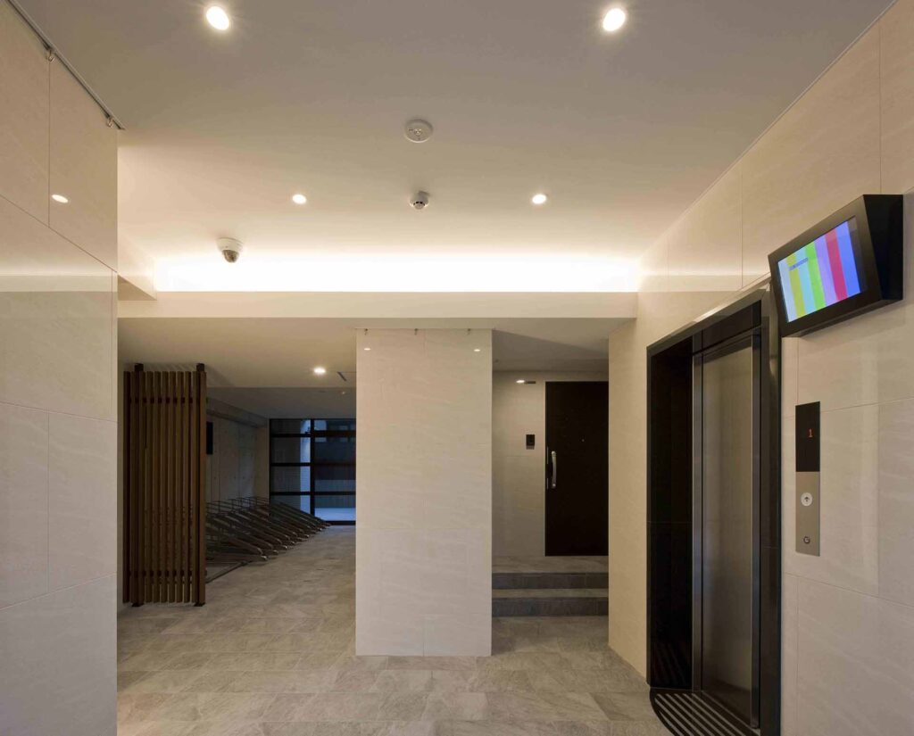 デザイナーズマンション、エントランスホール、大判タイル貼り、石貼り、間接照明、RC造、鉄筋コンクリート造、屋内駐輪場、モダン、名古屋市、昭和区桜山