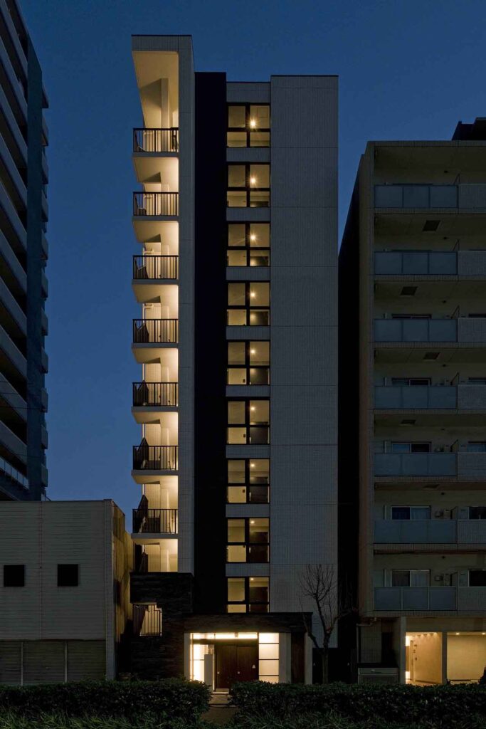 デザイナーズマンション、外観、夜景、タイル接着貼り、RC造、鉄筋コンクリート造、モダン、名古屋市、昭和区桜山、間接照明、屋内共用廊下
