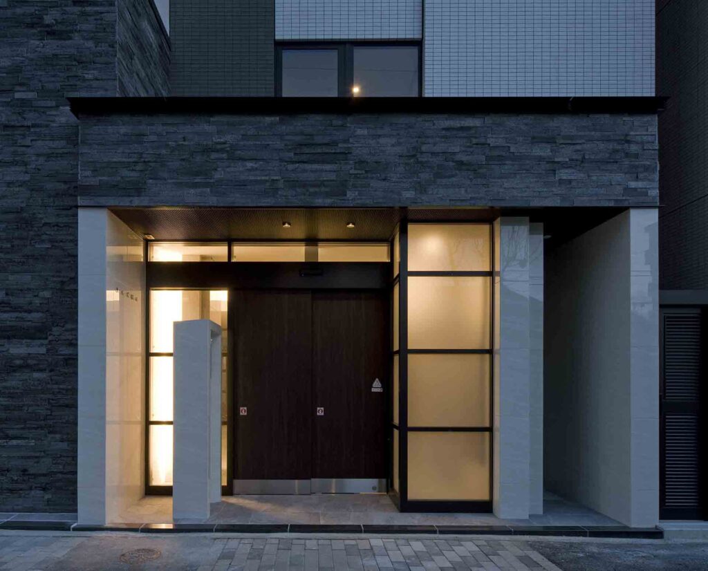 デザイナーズマンション、外観、夜景、大判タイル貼り、エントランスファサード、間接照明、石貼り、RC造、鉄筋コンクリート造、モダン、名古屋市、昭和区桜山