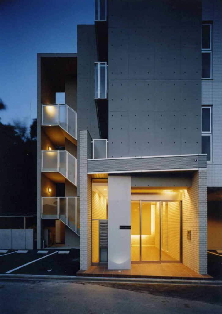 デザイナーズマンション、外観、夜景、2丁掛けタイル、セッキ質タイル、コンクリート打放、RC造、鉄筋コンクリート造、モダン、ファサード、エントランス、間接照明
