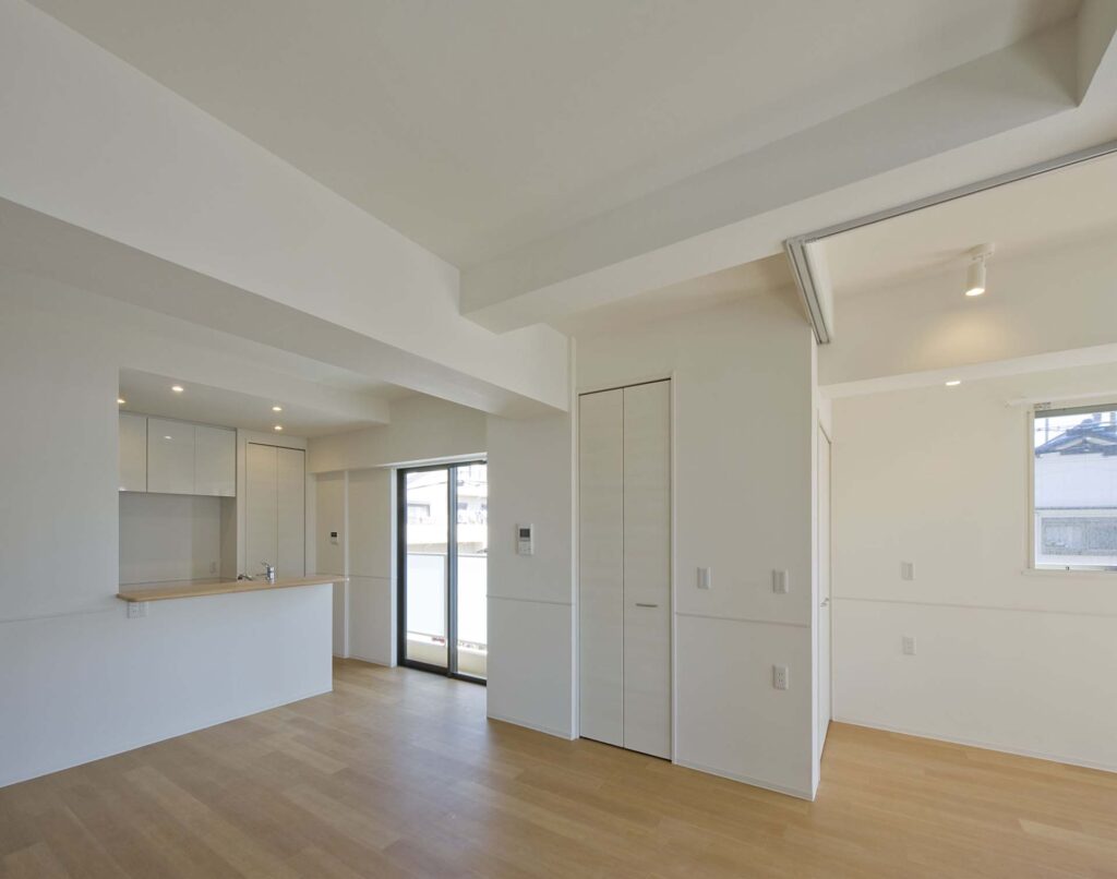 デザイナーズマンション、リビングダイニング、バルコニー、RC造、鉄筋コンクリート造、モダン、ペット可能、対面キッチン、アルミ可動ドア、食品庫
