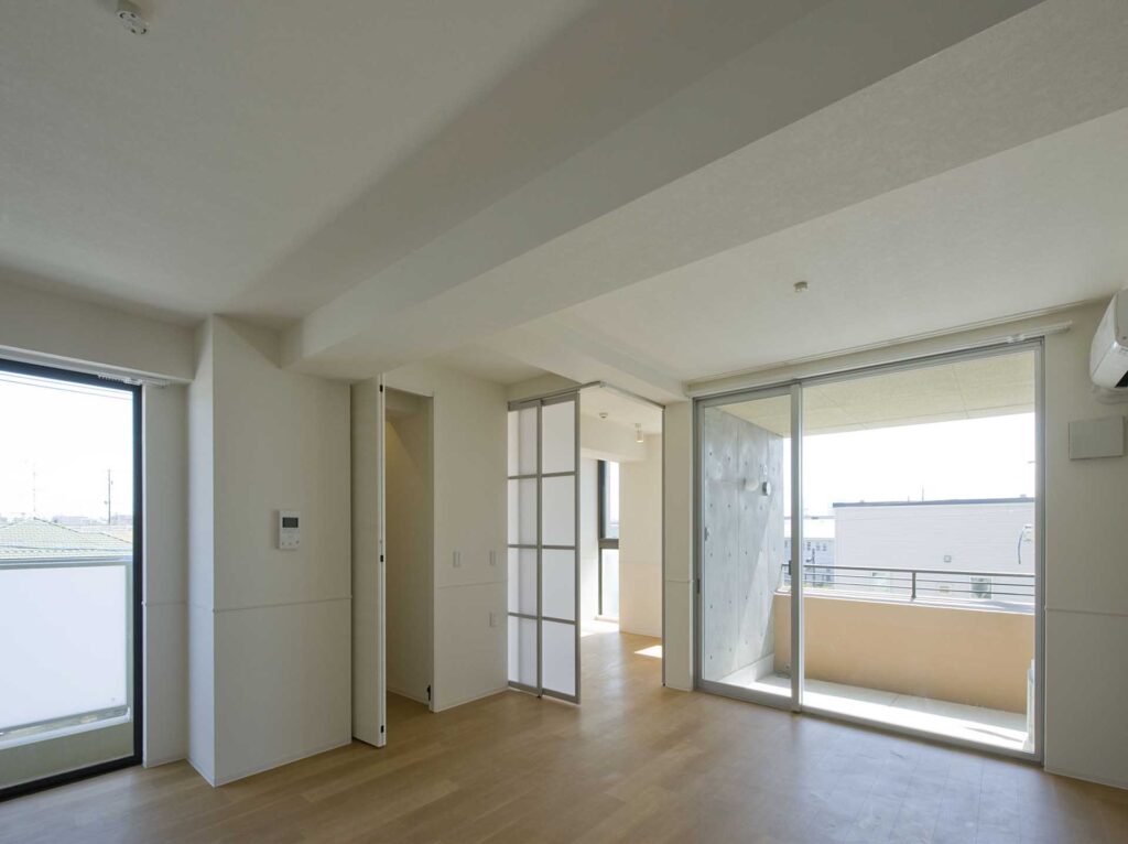 デザイナーズマンション、リビング、コンクリート打放、バルコニー、ハイサッシ、RC造、鉄筋コンクリート造、モダン、逆梁工法、ペット可能、アルミ可動ドア
